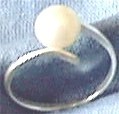 Solitaire Pearl Ring. Side View